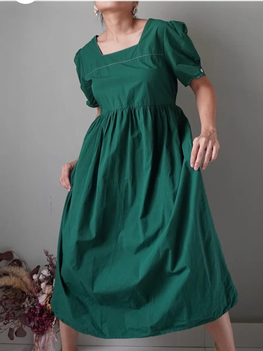 Emerald green dress with nice puffed sleeves and edgy neckline - Image 1