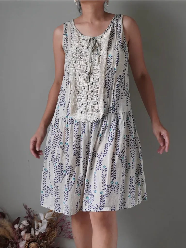 Relaxed patterned day dress with lace details