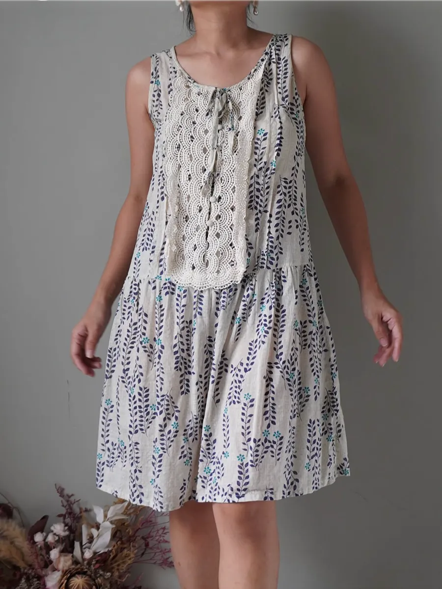 Relaxed patterned day dress with lace details - Image 1