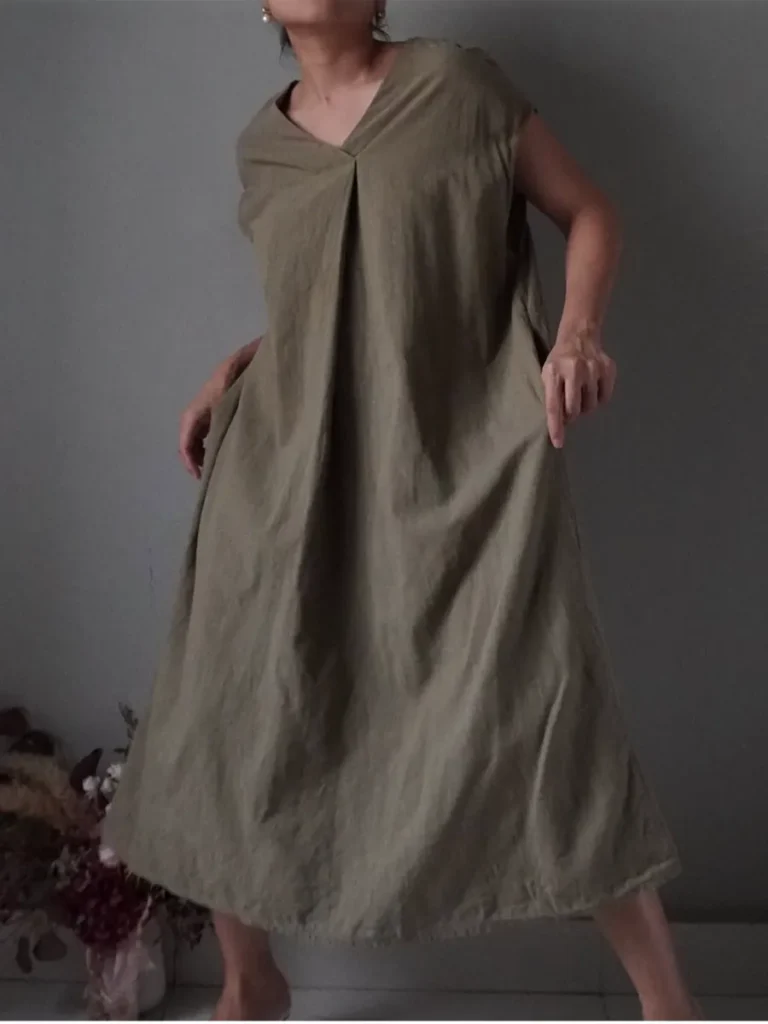 Easy and practical laurel green cotton dress with middle pleat detail