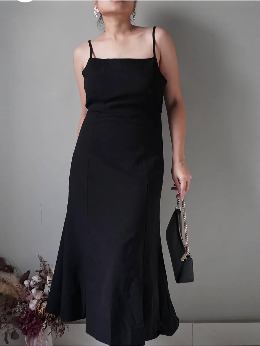 Timeless elegant black dress with a nice wide finish, back zipper - Image 1