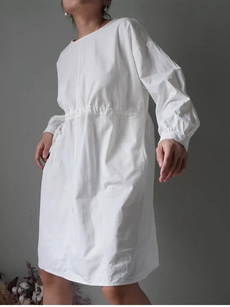 Easy and elegant white dress with long sleeves and waist drawstring