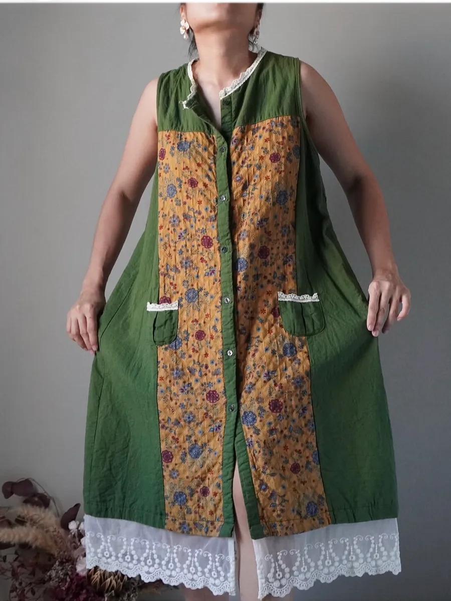 Fun unique contrast colors button down dress with pattern and lace details. Has side pockets - Image 1