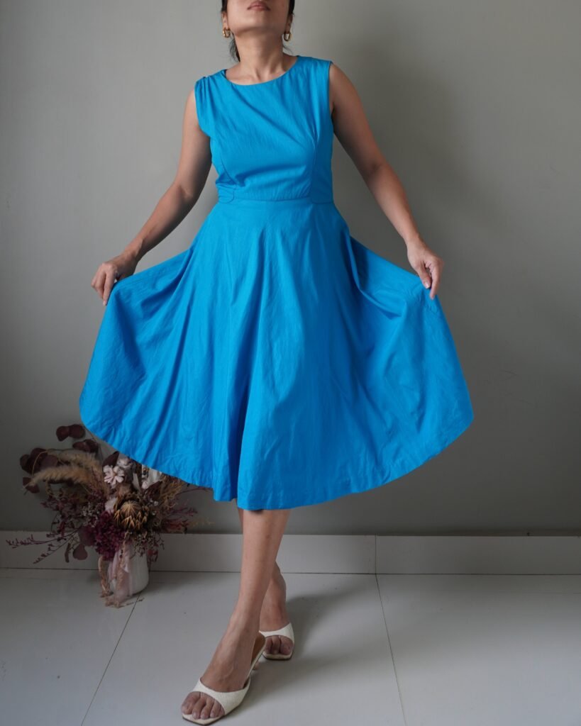 A piece that goes beyond time and seasons, very classic vibrant blue dress which is also very flowy