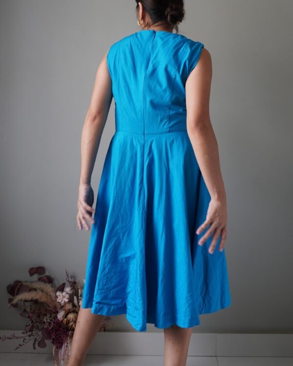 A piece that goes beyond time and seasons, very classic vibrant blue dress which is also very flowy - Image 4
