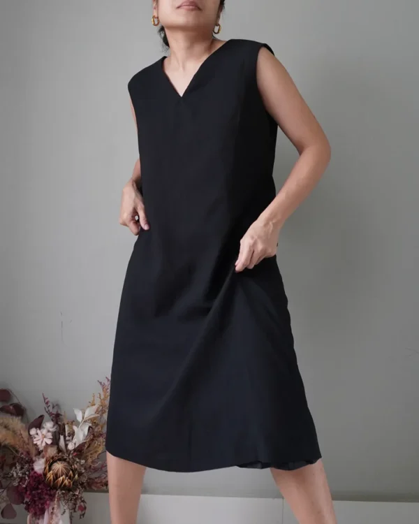 Quiet elegance. Black sleeveless dress with back zipper - Image 2