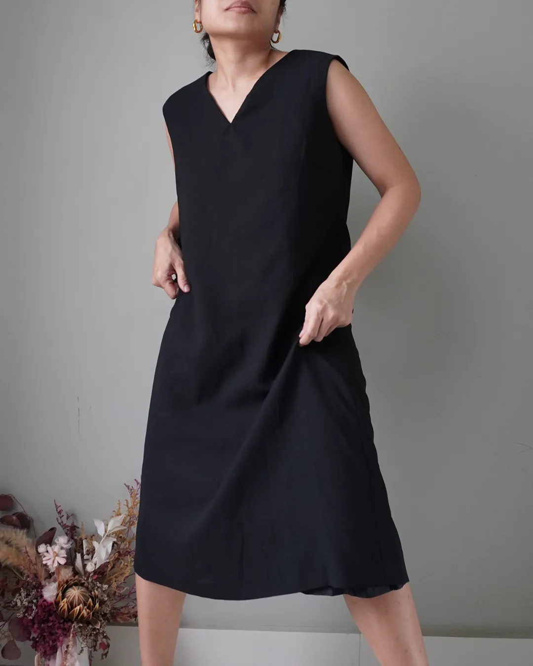 Quiet elegance. Black sleeveless dress with back zipper - Image 2