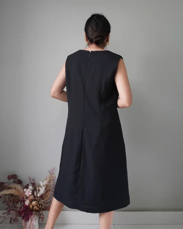 Quiet elegance. Black sleeveless dress with back zipper - Image 4