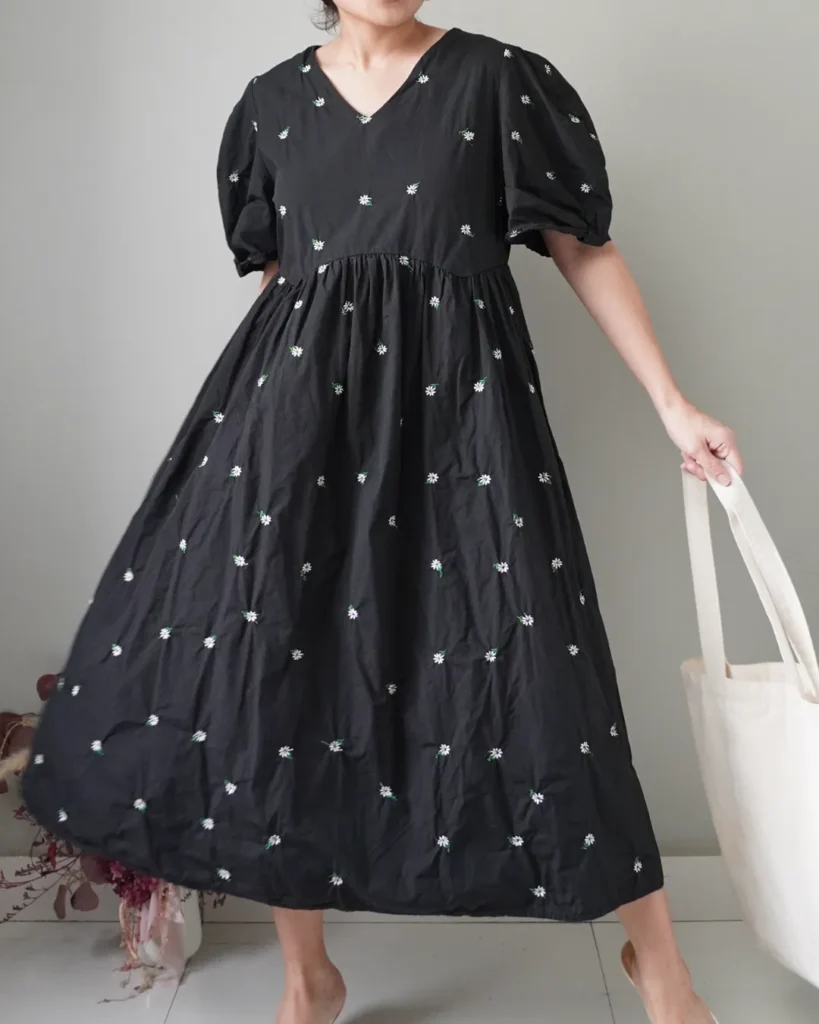 Contrast ditsy dress with puffy sleeves, lovely perfect market dress
