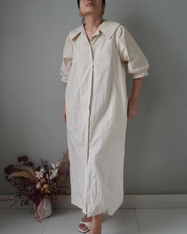 Crisp beige dress, button down details, classic collar cut and pockets - Image 2
