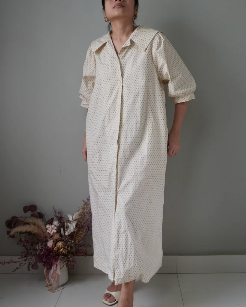 Crisp beige dress, button down details, classic collar cut and pockets