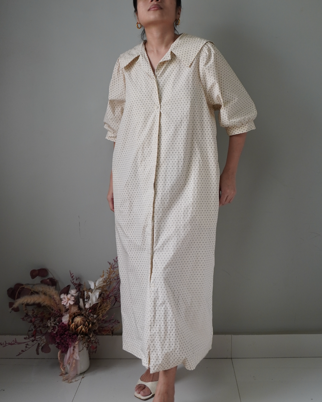 Crisp beige dress, button down details, classic collar cut and pockets - Image 2